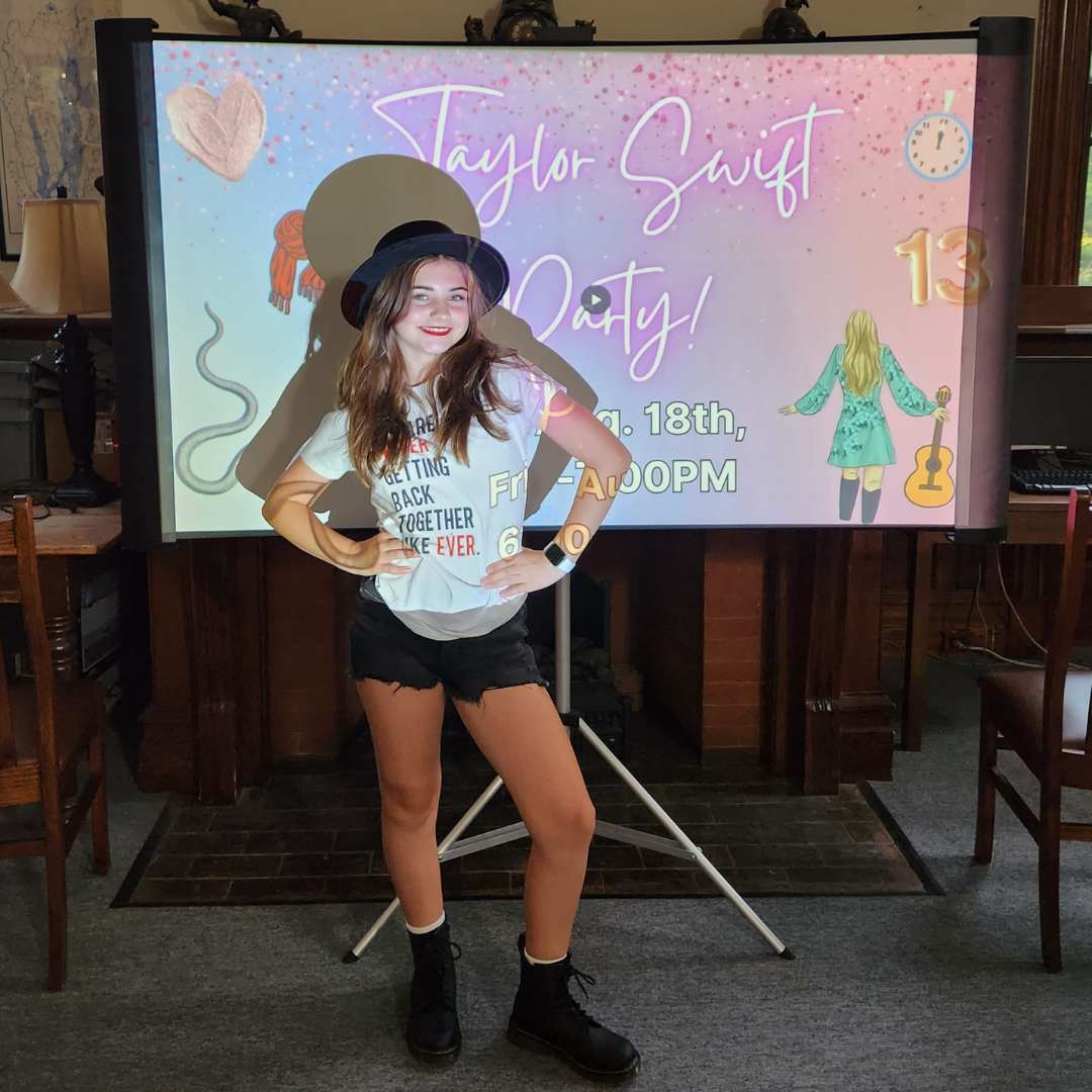 a teen cosplaying as taylor swift